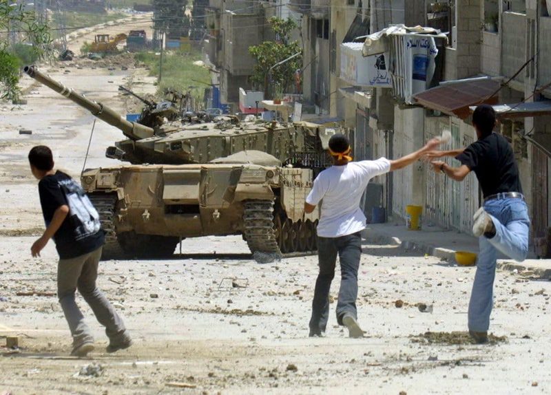 Second Intifada: militarization, death, trust collapse